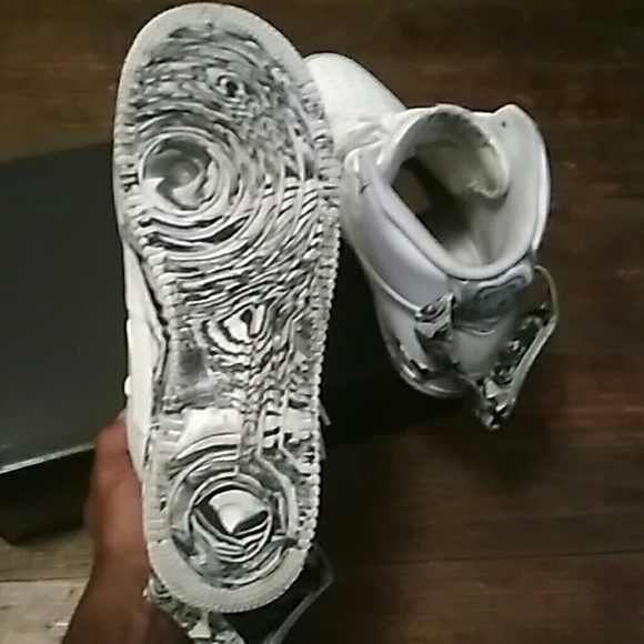 Pair of graffiti Air Force ones hightop with strap - Picture 8 of 8